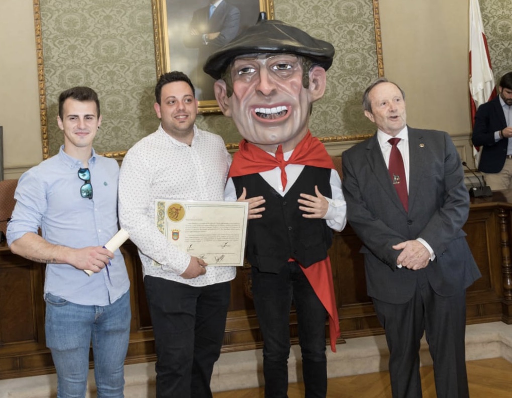 Entrega del Cabezudo Tudelano a la comparsa Bustintxuri de Pamplona